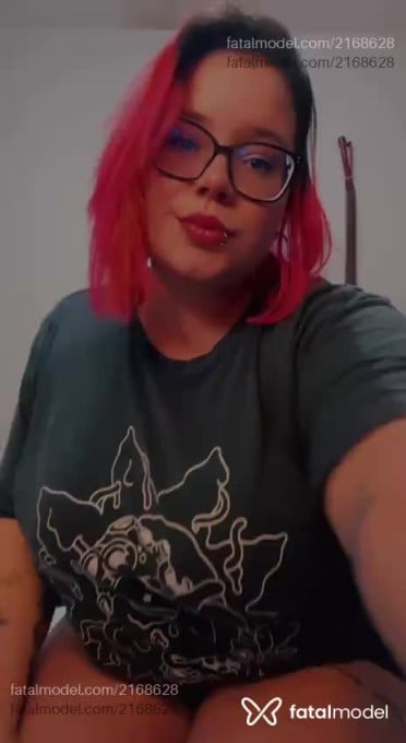 Acompanhante mulher com cabelo colorido de olhos castanhos em Campina Grande - Kaah