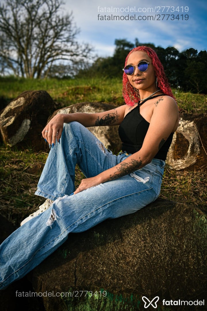 Acompanhante mulher com cabelo colorido de olhos castanhos - Pesseguinha