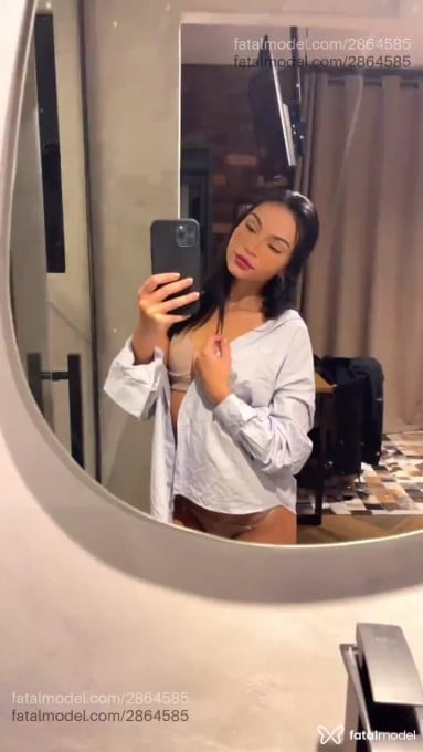 Acompanhante mulher morena (o) de olhos castanhos - Maya Bell Acompanhante mulher morena (o) de olhos castanhos - Maya Bell