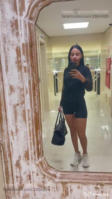 Acompanhante mulher morena (o) de olhos castanhos - Maya Bell Acompanhante mulher morena (o) de olhos castanhos - Maya Bell