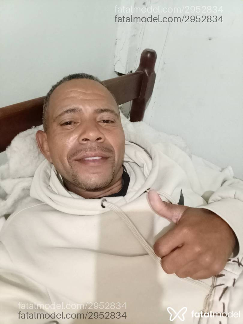 Acompanhante homem com cabelo grisalho de olhos pretos em Criciúma - Samuel