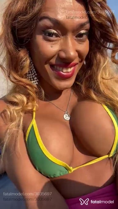 Acompanhante mulher trans morena (o) de olhos pretos - Julia Jhonnes Acompanhante mulher trans morena (o) de olhos pretos - Julia Jhonnes