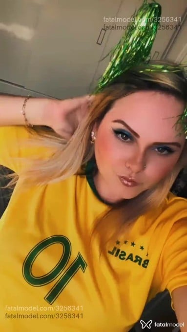 Acompanhante mulher loira (o) de olhos castanhos - Gaby