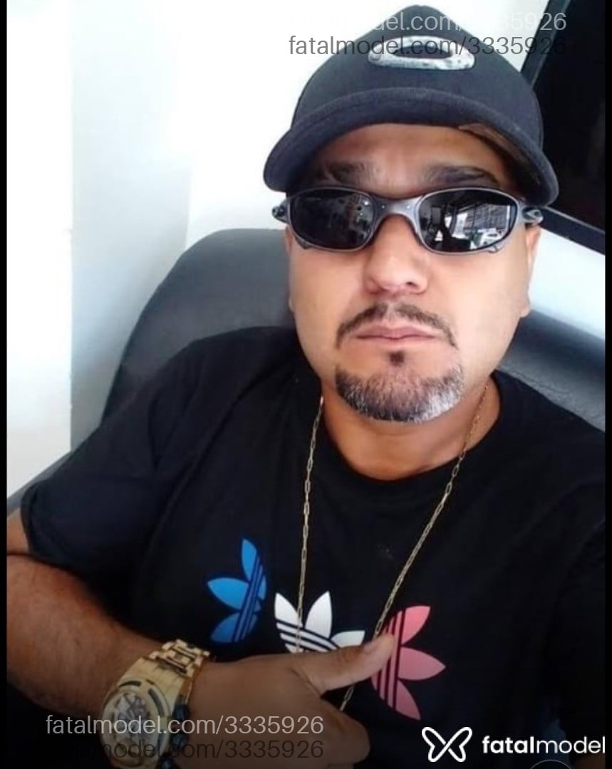 Acompanhante homem com cabelo grisalho de olhos pretos em Balneário Camboriú Acompanhante homem com cabelo grisalho de olhos pretos em Balneário Camboriú - Maumau