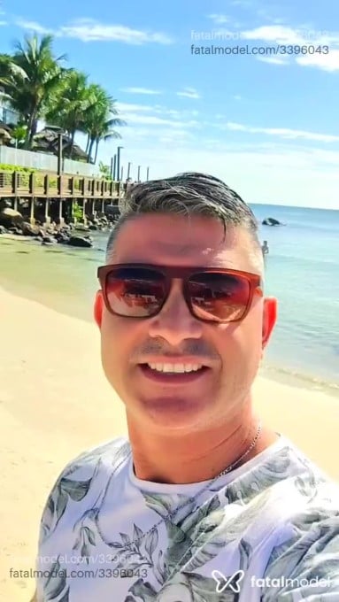 Acompanhante homem com cabelo grisalho de olhos castanhos - Andershow