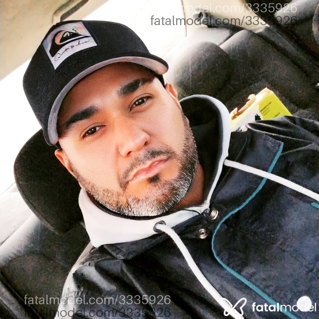 Acompanhante homem com cabelo grisalho de olhos pretos - Maumau Acompanhante homem com cabelo grisalho de olhos pretos - Maumau