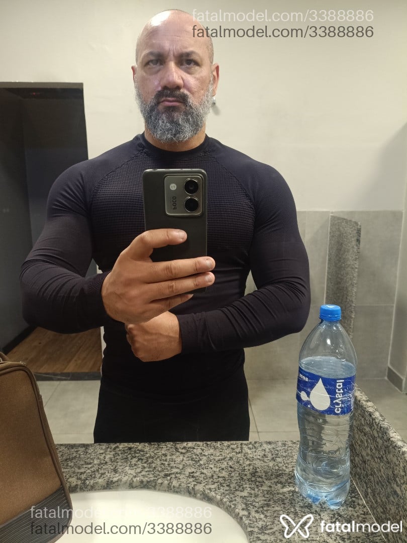 Acompanhante homem sem cabelo de olhos pretos em São Paulo - Eduardo