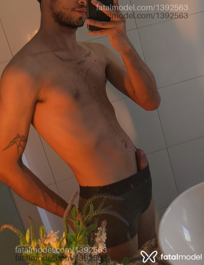 Acompanhante homem com cabelo castanho de olhos castanhos - Passdot