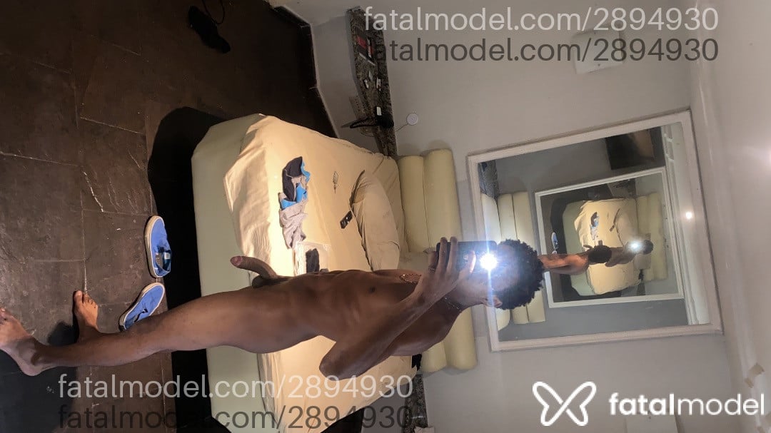 Acompanhante homem com cabelo colorido de olhos castanhos - Fabrício