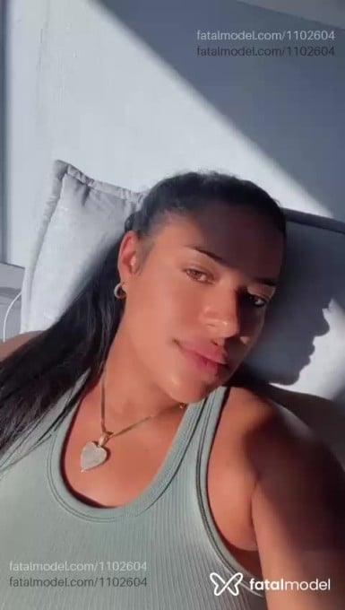 Acompanhante mulher morena (o) de olhos castanhos - Mel Acompanhante mulher morena (o) de olhos castanhos - Mel