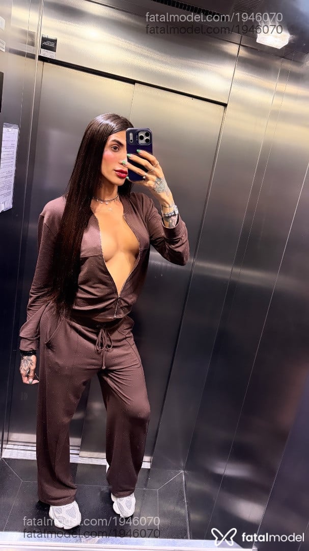 Acompanhante mulher trans com cabelo castanho de olhos castanhos em Porto Alegre - Gabrielly Rocha