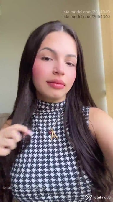 Acompanhante mulher com cabelo castanho de olhos castanhos em Itajaí - Sofia