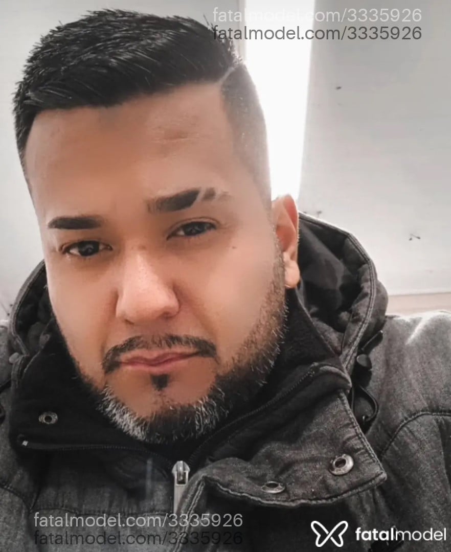 Acompanhante homem com cabelo grisalho de olhos pretos - Maumau Acompanhante homem com cabelo grisalho de olhos pretos - Maumau