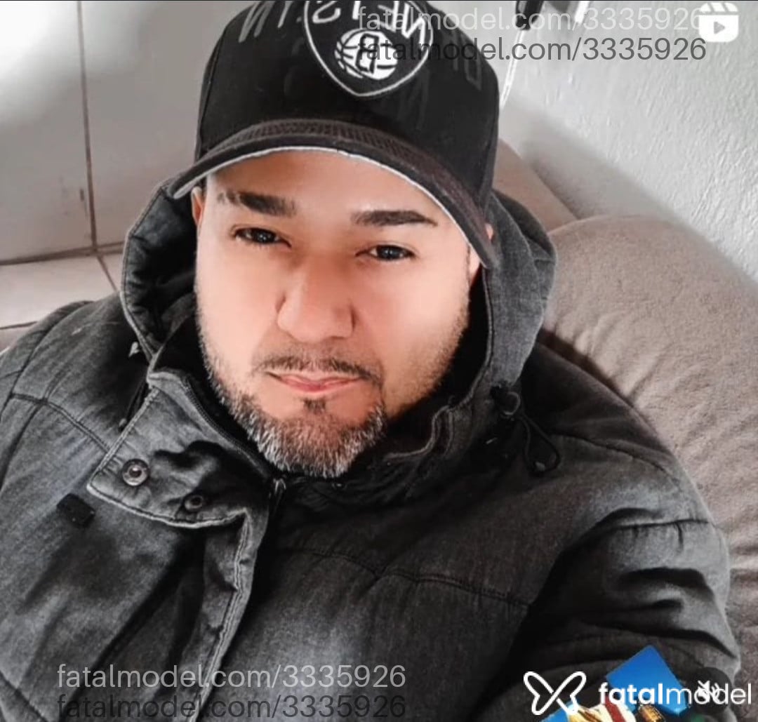 Acompanhante homem com cabelo grisalho de olhos pretos - Maumau Acompanhante homem com cabelo grisalho de olhos pretos - Maumau