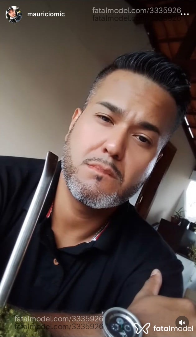 Acompanhante homem com cabelo grisalho de olhos pretos em Balneário Camboriú - Maumau