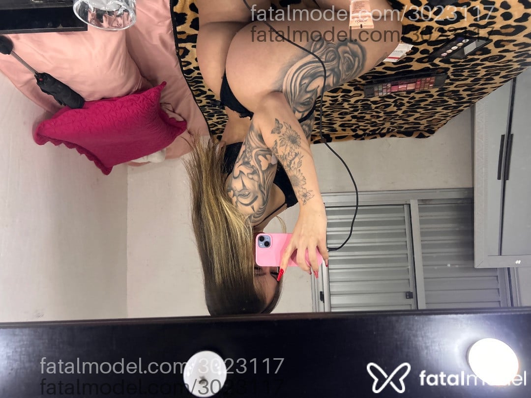 Acompanhante mulher trans loira (o) de olhos castanhos - Manuzinha