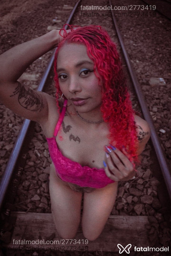 Acompanhante mulher com cabelo colorido de olhos castanhos - Pesseguinha