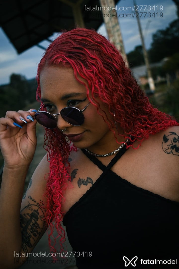 Acompanhante mulher com cabelo colorido de olhos castanhos - Pesseguinha