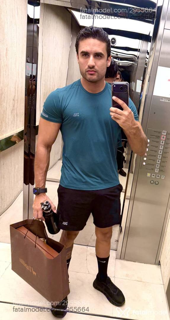 Acompanhante homem com cabelo castanho de olhos verdes - Aleff