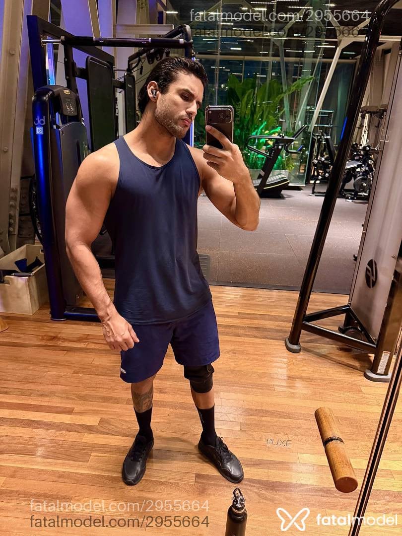 Acompanhante homem com cabelo castanho de olhos verdes - Aleff