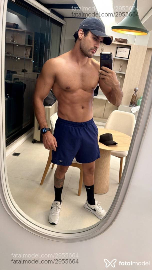 Acompanhante homem com cabelo castanho de olhos verdes - Aleff