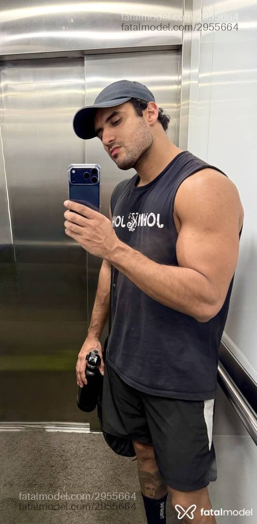 Acompanhante homem com cabelo castanho de olhos verdes - Aleff