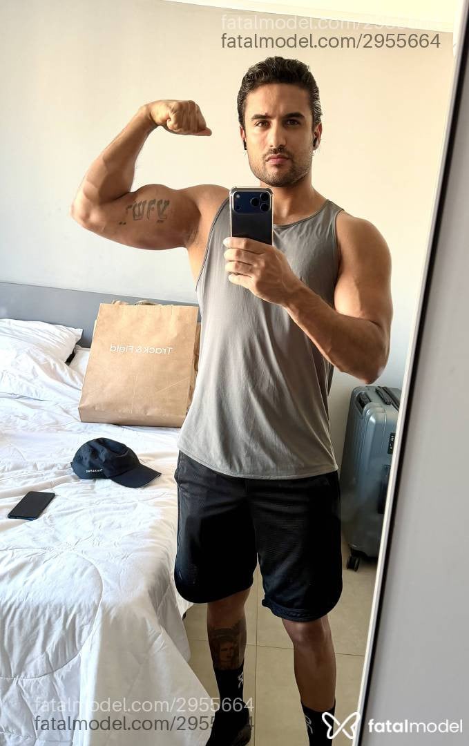 Acompanhante homem com cabelo castanho de olhos verdes - Aleff