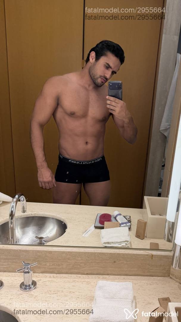 Acompanhante homem com cabelo castanho de olhos verdes - Aleff