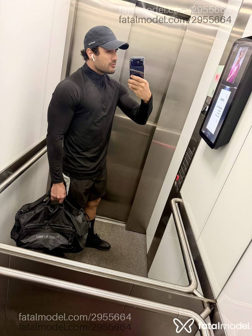 Acompanhante homem com cabelo castanho de olhos verdes - Aleff