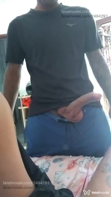 Acompanhante homem morena (o) de olhos castanhos - Preto