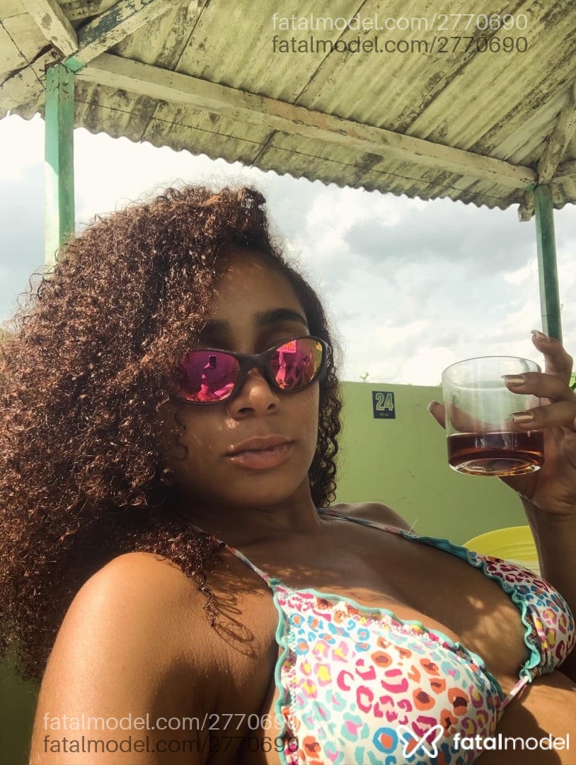 Acompanhante mulher morena (o) de olhos castanhos - Bombomzinha