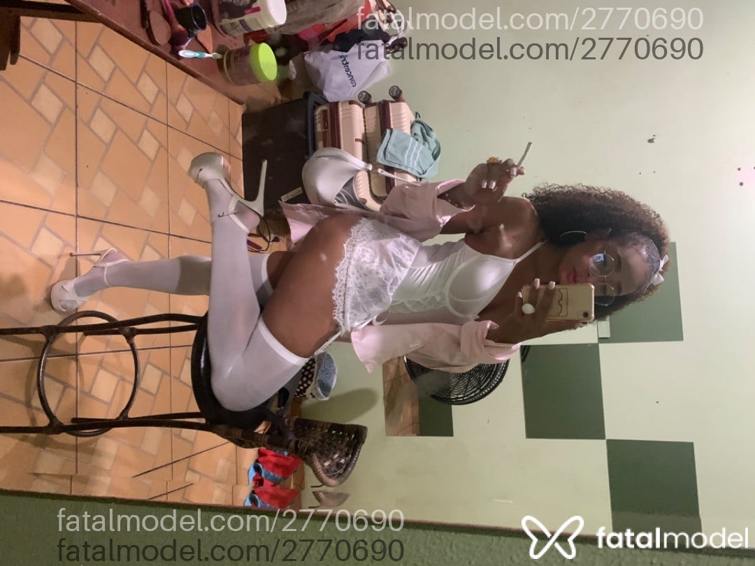 Acompanhante mulher morena (o) de olhos castanhos - Bombomzinha