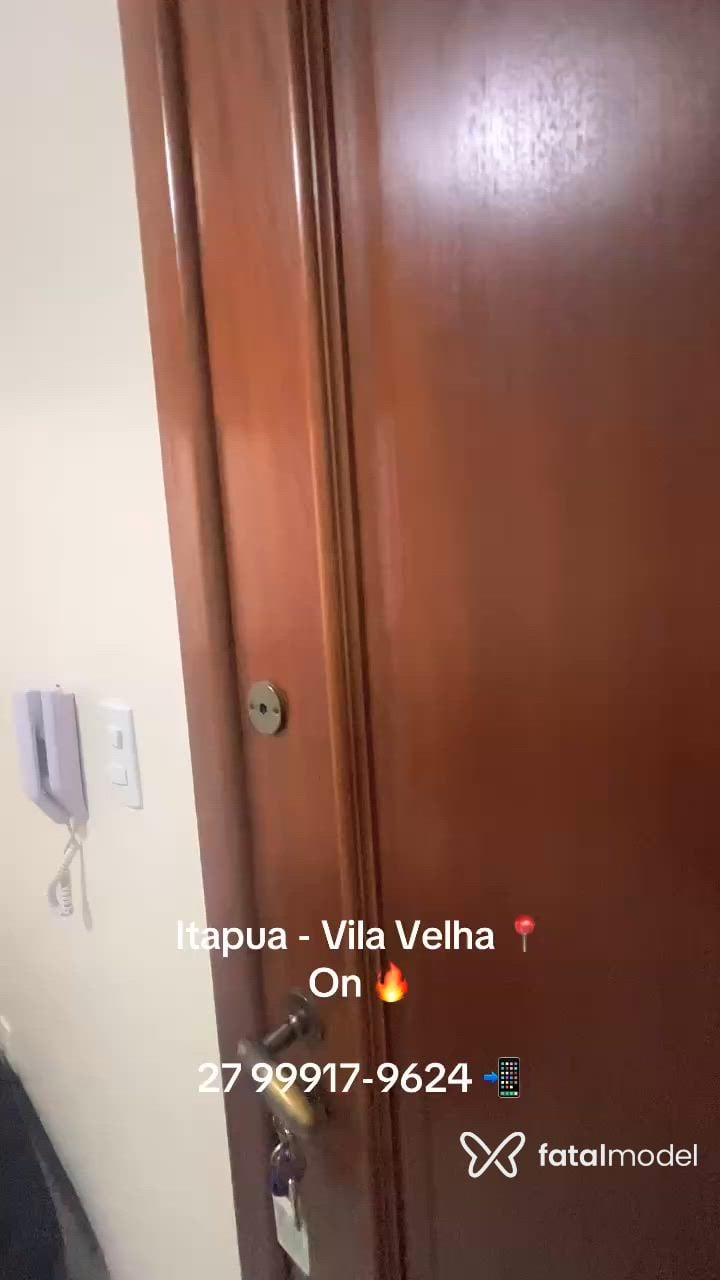 Acompanhante mulher loira (o) de olhos pretos - Ana Albuquerque