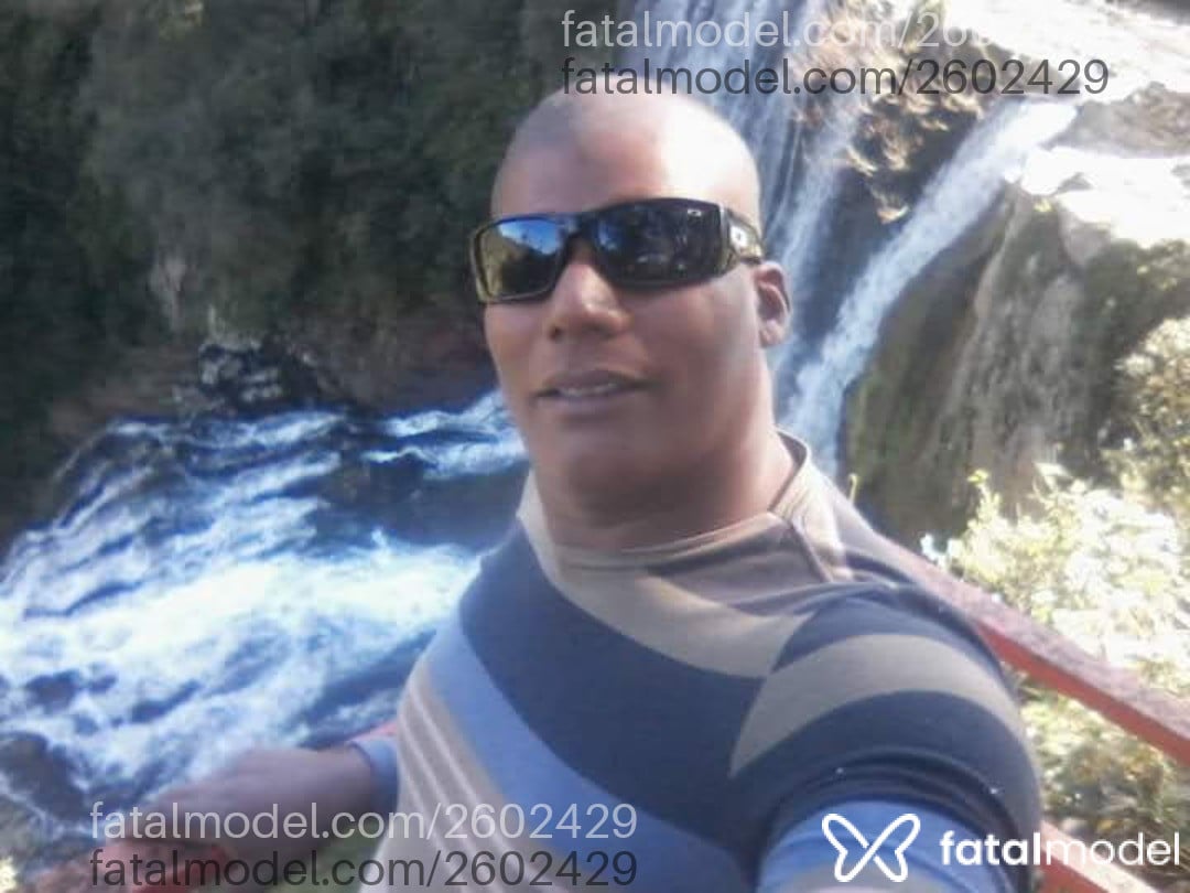 Acompanhante homem com cabelo grisalho de olhos pretos - Celso Fernando