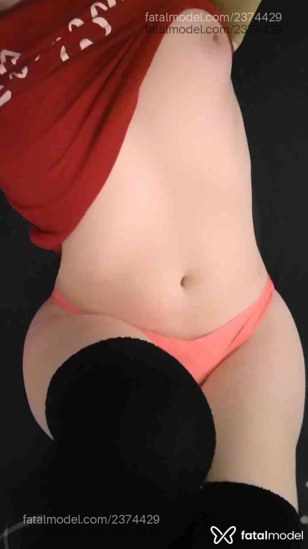 Acompanhante mulher trans com cabelo castanho de olhos verdes - Juzinha