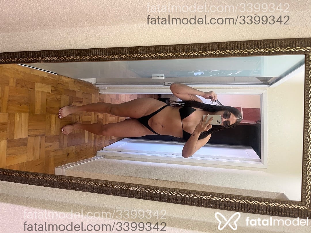 Acompanhante mulher trans com cabelo castanho de olhos verdes - Michelly Pereira
