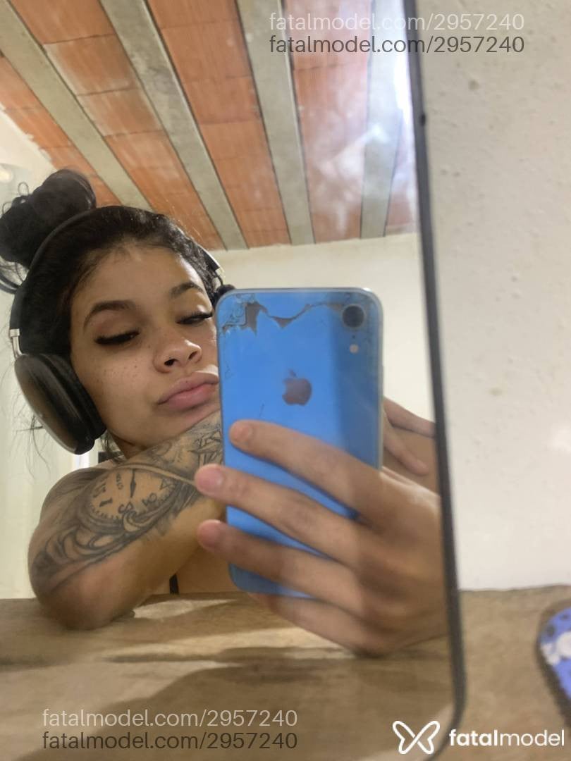 Acompanhante mulher morena (o) de olhos castanhos - Mirella