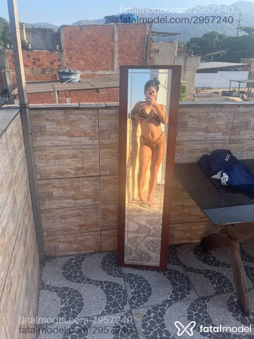 Acompanhante mulher morena (o) de olhos castanhos - Mirella