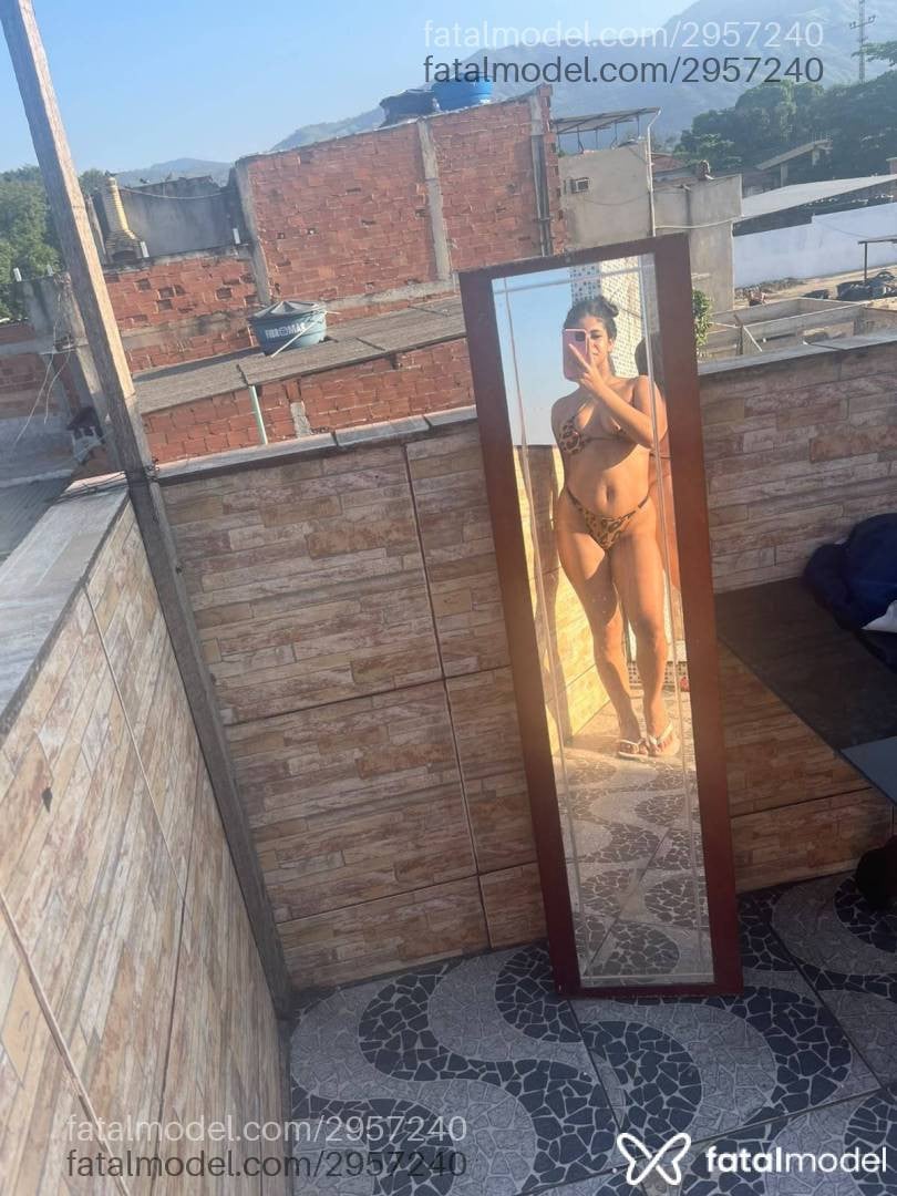 Acompanhante mulher morena (o) de olhos castanhos - Mirella