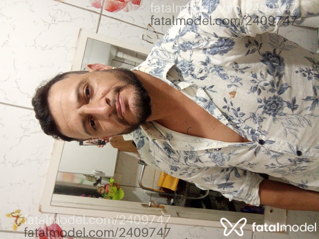 Acompanhante homem com cabelo castanho de olhos castanhos em Pinhalzinho - Guttoo