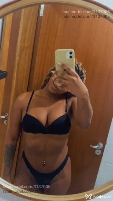 Acompanhante mulher morena (o) de olhos castanhos - Maya