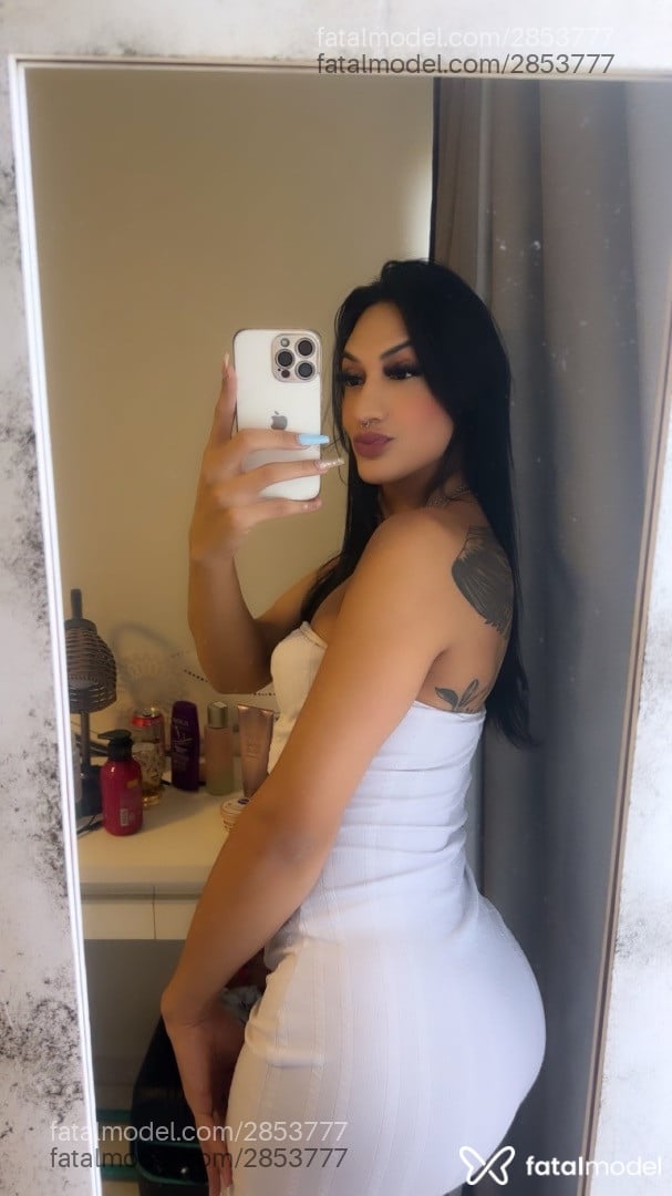 Acompanhante mulher trans com cabelo castanho de olhos castanhos em Maringá - Laura Sanches