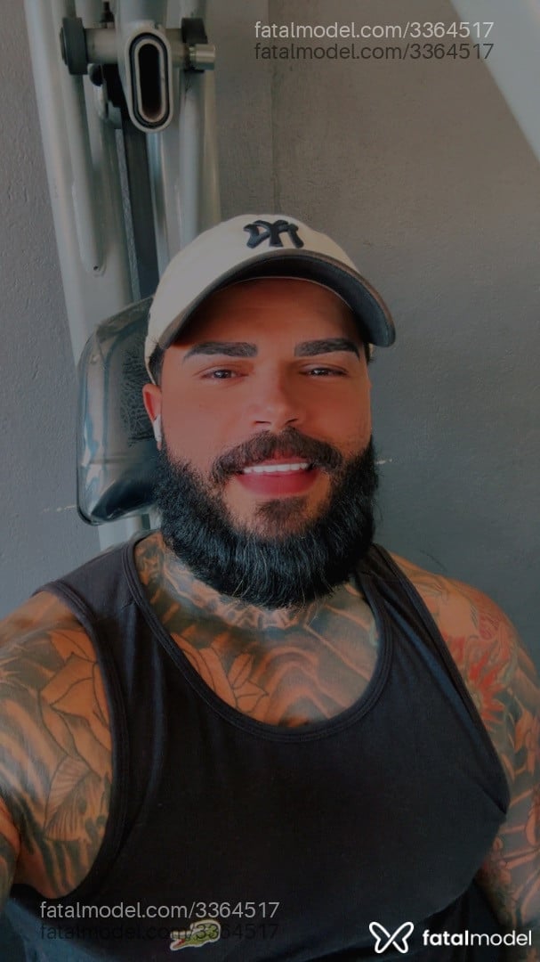 Acompanhante homem com cabelo castanho de olhos castanhos - Luccas Acompanhante homem com cabelo castanho de olhos castanhos - Luccas