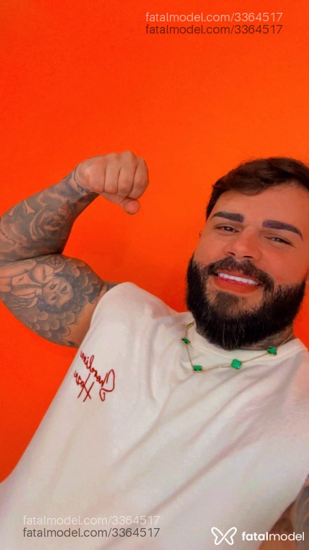 Acompanhante homem com cabelo castanho de olhos castanhos - Luccas Acompanhante homem com cabelo castanho de olhos castanhos - Luccas