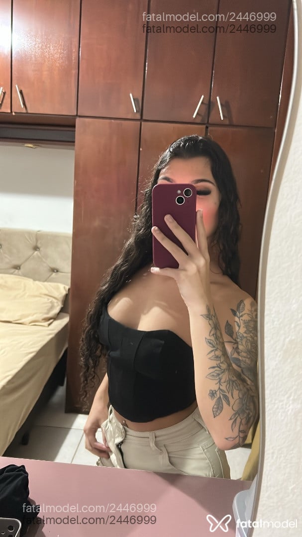 Acompanhante mulher morena (o) de olhos castanhos - Emily