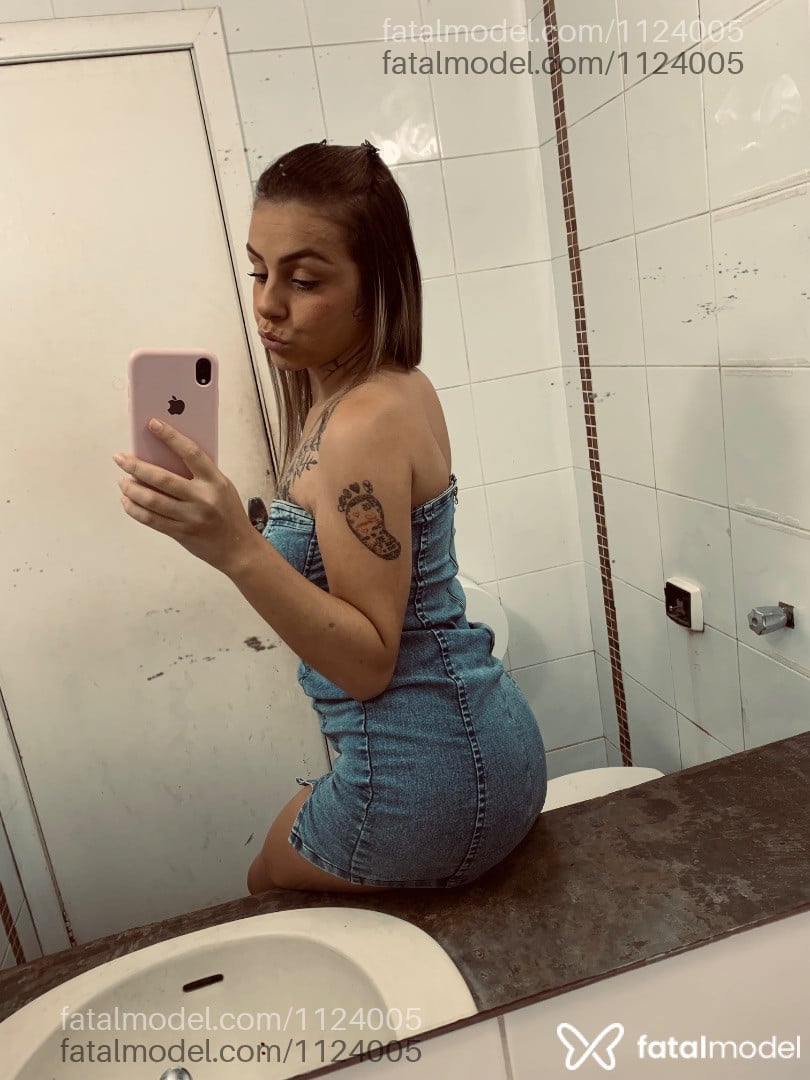 Acompanhante mulher loira (o) de olhos castanhos - Jheni