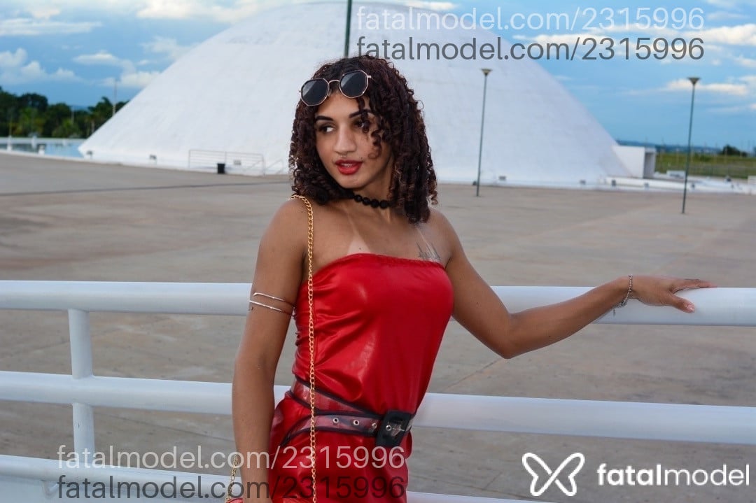 Acompanhante mulher trans ruiva (o) de olhos castanhos - Jade Munich