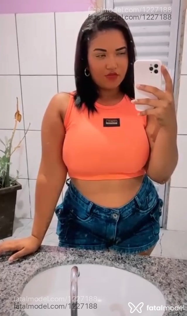 Acompanhante mulher com cabelo castanho de olhos castanhos - Elisa