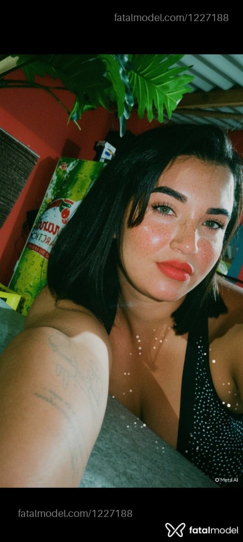 Acompanhante mulher com cabelo castanho de olhos castanhos - Elisa