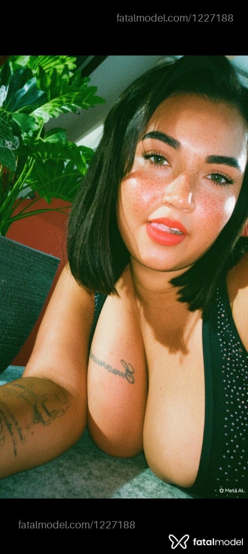 Acompanhante mulher com cabelo castanho de olhos castanhos - Elisa